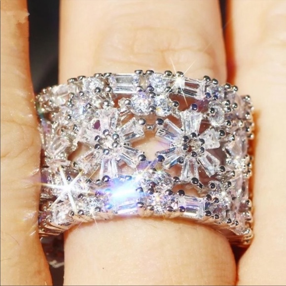 18 CT 925 STERLING SILVER DIAMOND RING - Picture 2 of 6